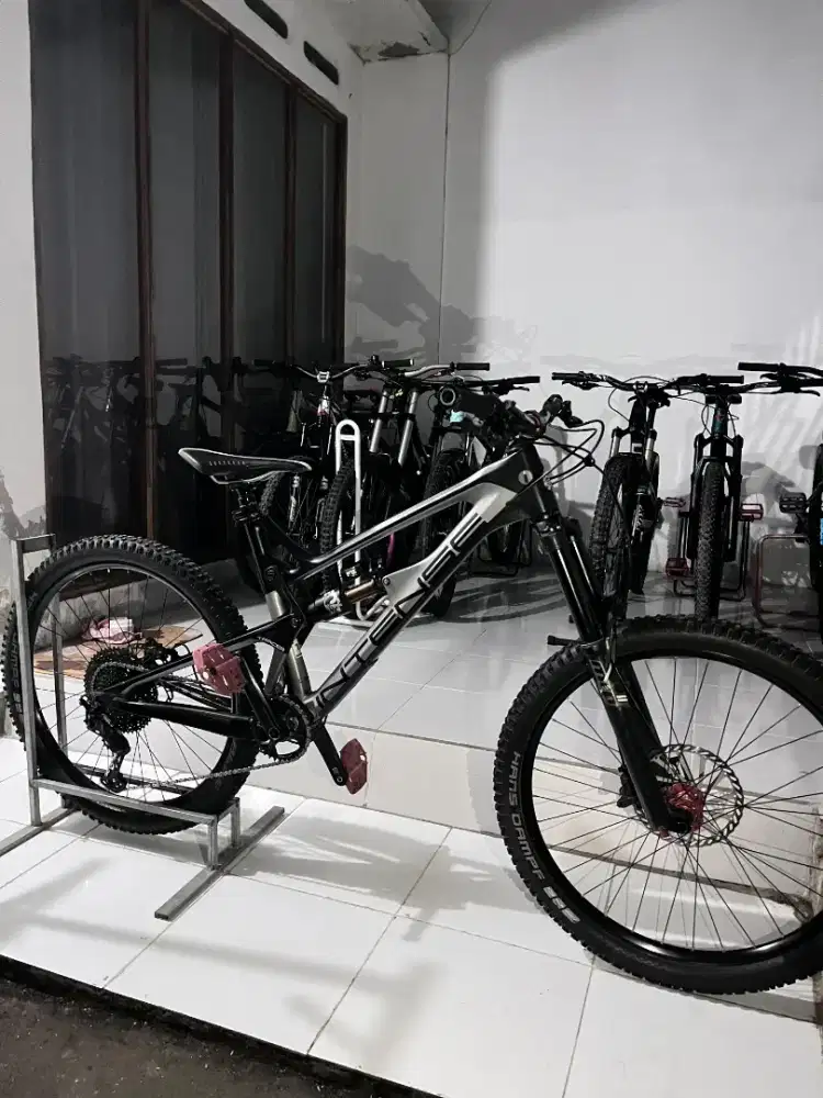 SEPEDA INTENCE TRACKER ELITE CARBON PRO LIKE NEW