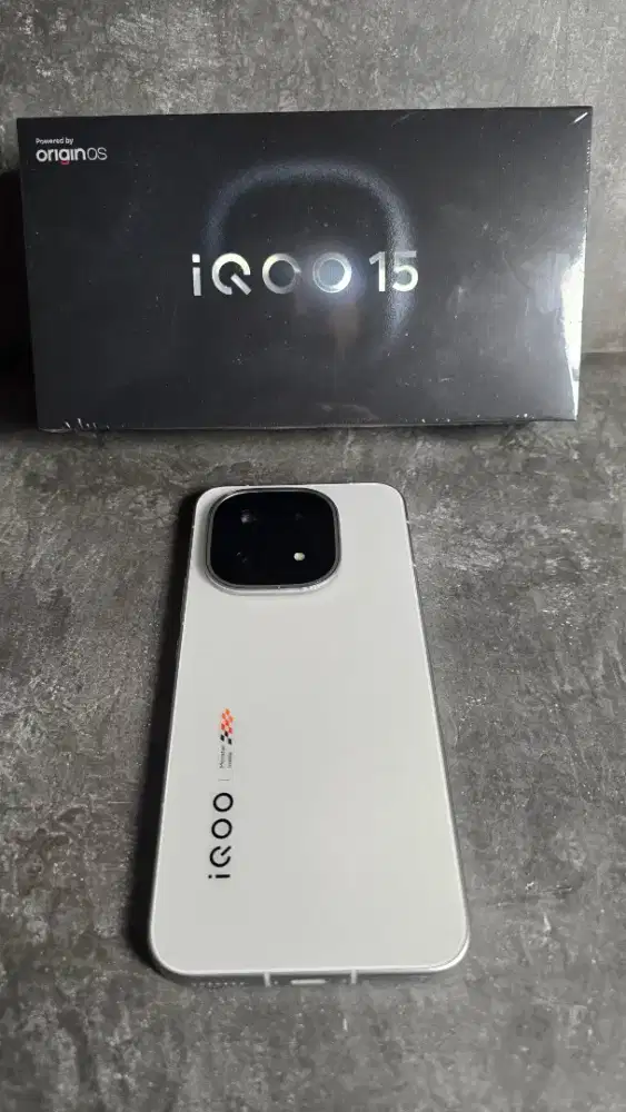 IQOO 15 16GB / 1TB white legend like new