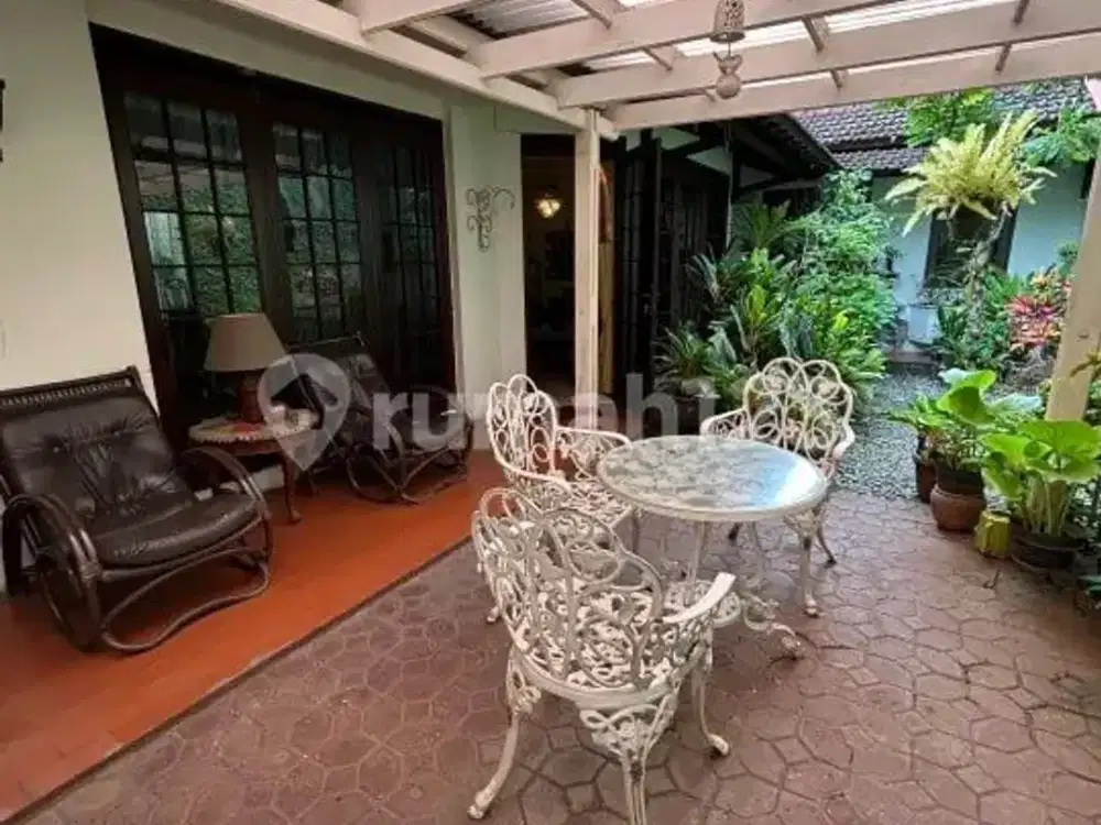 Rumah siap huni dengan Luas 305m² Lebar Muka 15m di Turangga Lengkong BANDUNG - Taman Depan Belakang