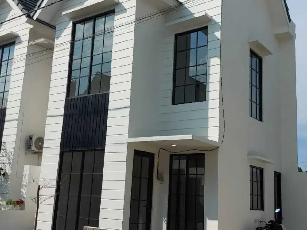 RUMAH MEWAH 2 LANTAI DESAIN AMERICAN CLASSIC DI SUKUN