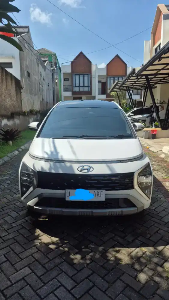 Hyundai Stargazer Prime 1.5 AT Captain Seat Two Tone