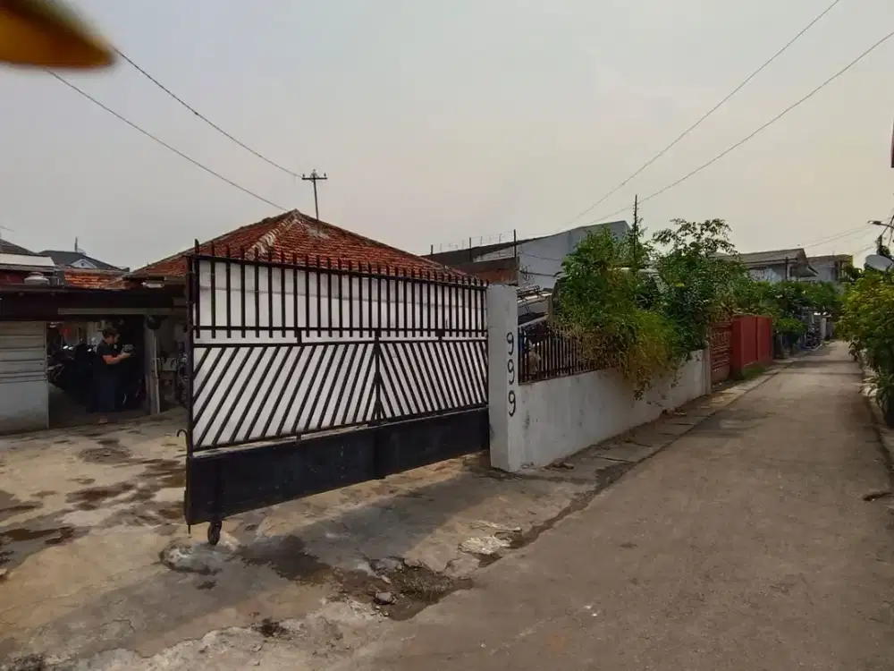 Rumah lama Tanah Luas Lokasi Strategis Dekat Taman Yado Radio Dalam Jakarta Selatan
