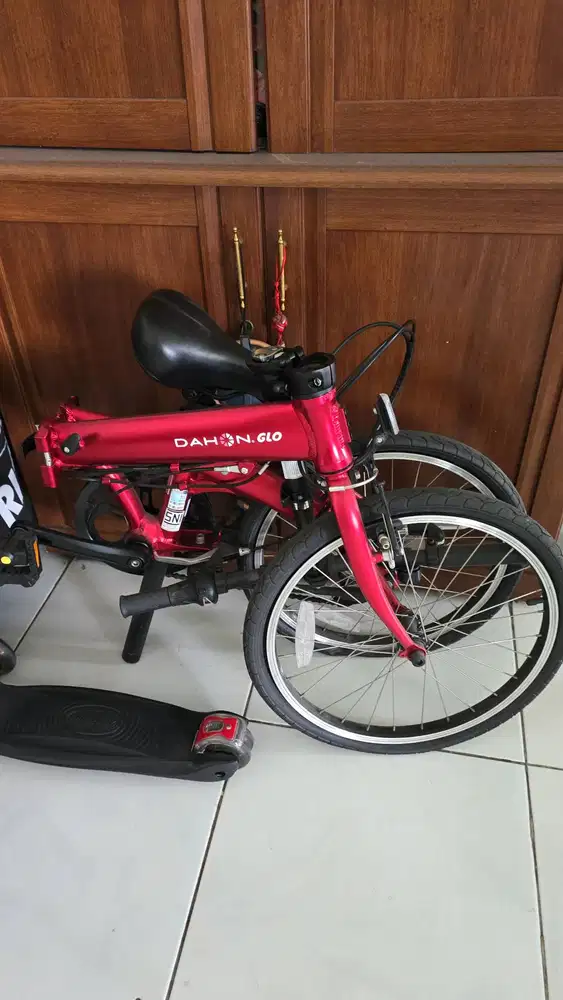Sepeda lipat merk Dahon warna merah
