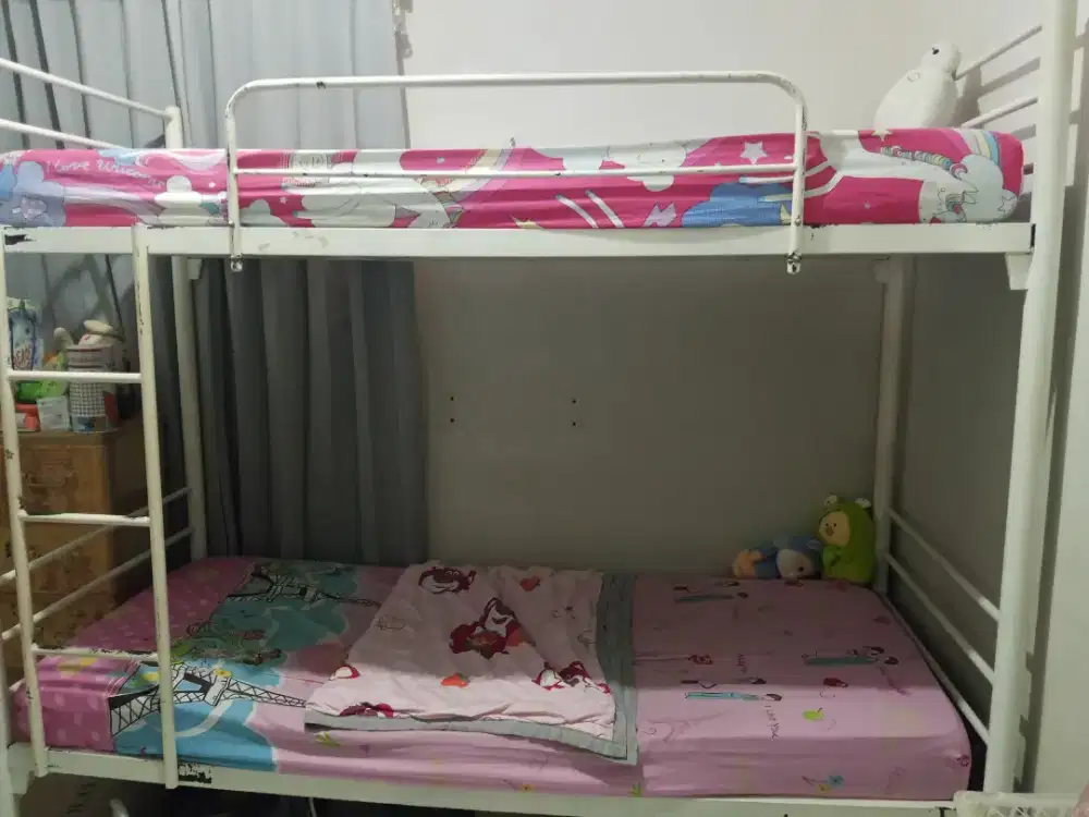 Ranjang tingkat besi