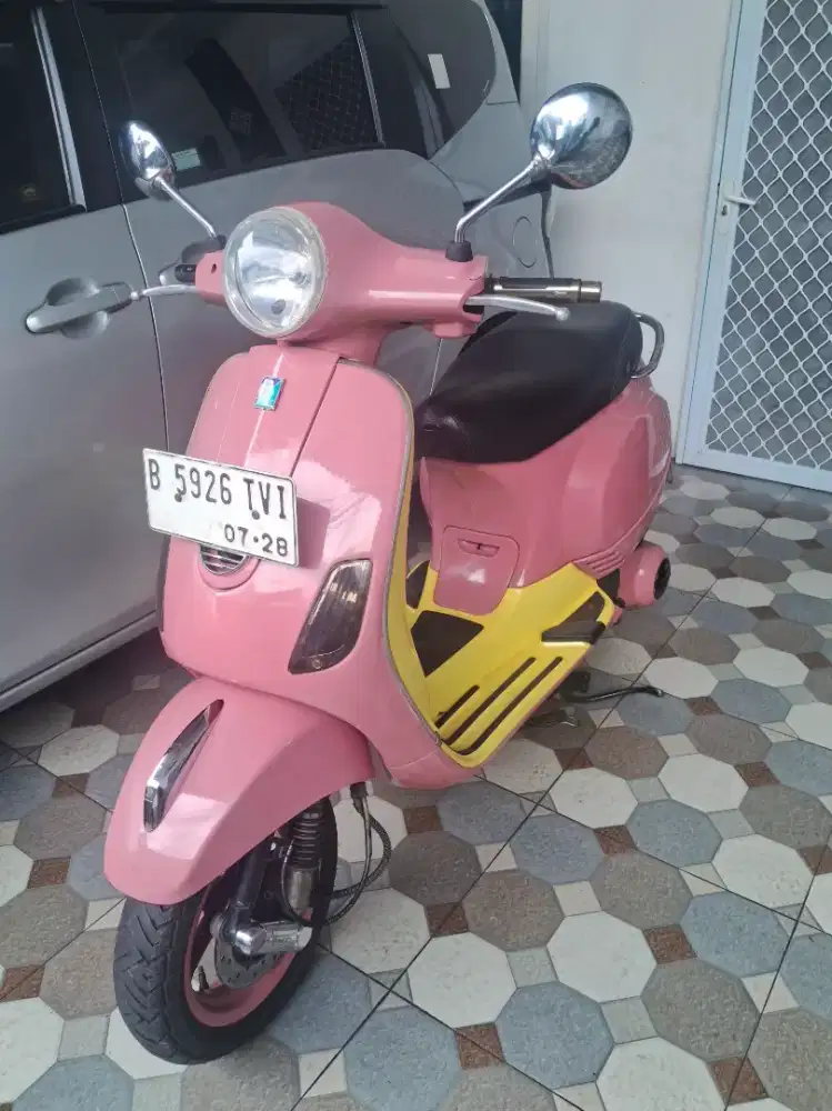 Vespa Matic LX 150cc Warna Pink Yellow Lucu