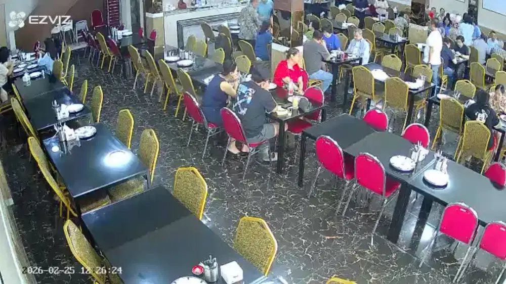 Waitress resto seafood