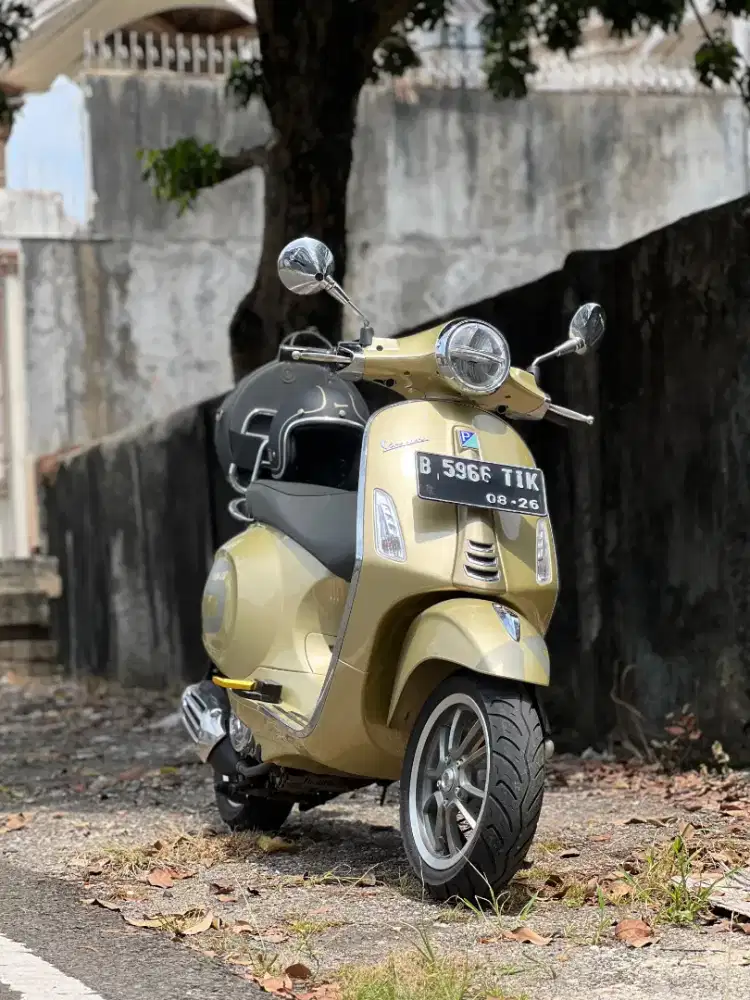 Vespa Primavera 75th Anniversary KM 800