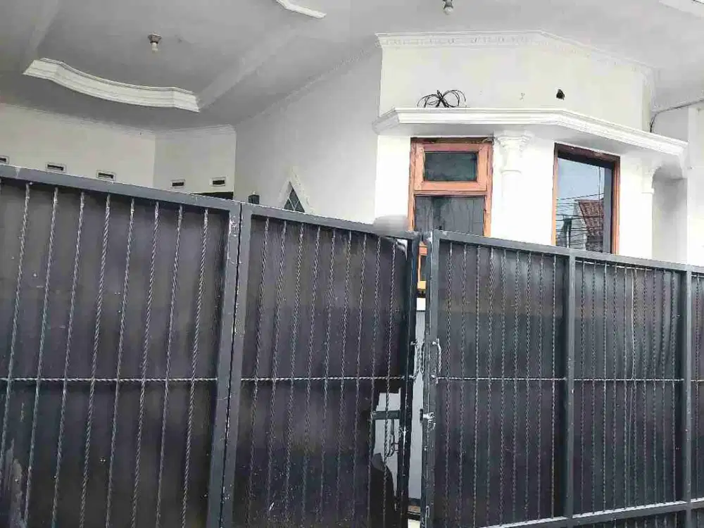 RUMAH 1,5 LANTAI, 3 KTDR, DKT JALAN UTAMA, SARIJADI, PERTAHUN.