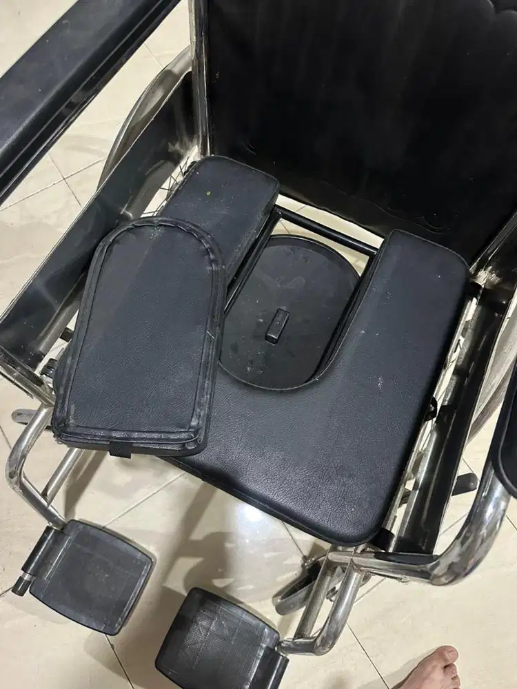 Kursi roda ada tempat pipis dan pup