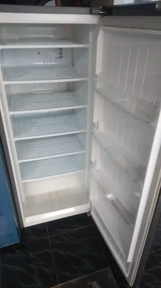 Di jual pliser rak mrk LG infenter normal tiap rak beku jadi es