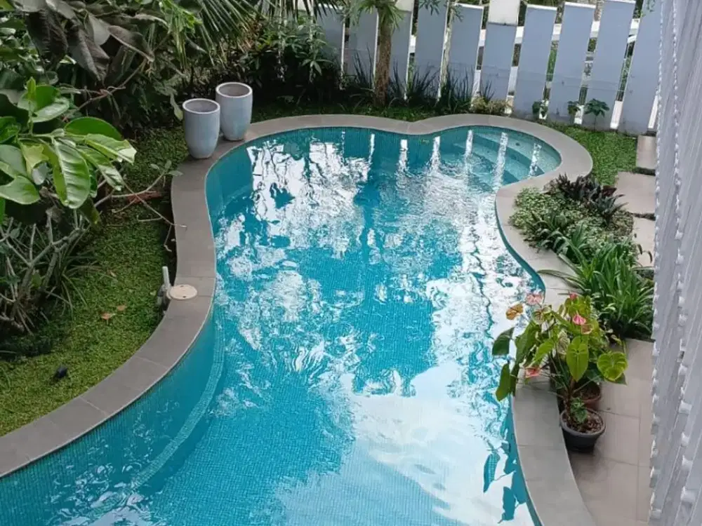 Dijual Rumah Bagus Siap Huni dan Full Furnish dengan Kolam Renang di PRV Parahyangan Rumah Villa Bandung