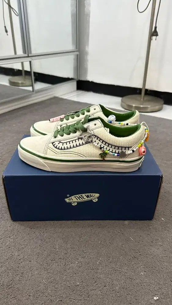 Sepatu VANS LX OLD SKOOL CHARMS