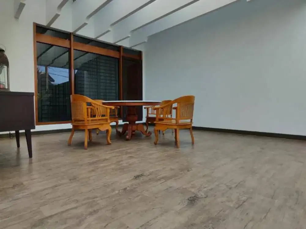 Rumah Siap Huni Setrasari Kulon: Desain Lapang, Parkir 4 Mobil, Lokasi Super Strategis.