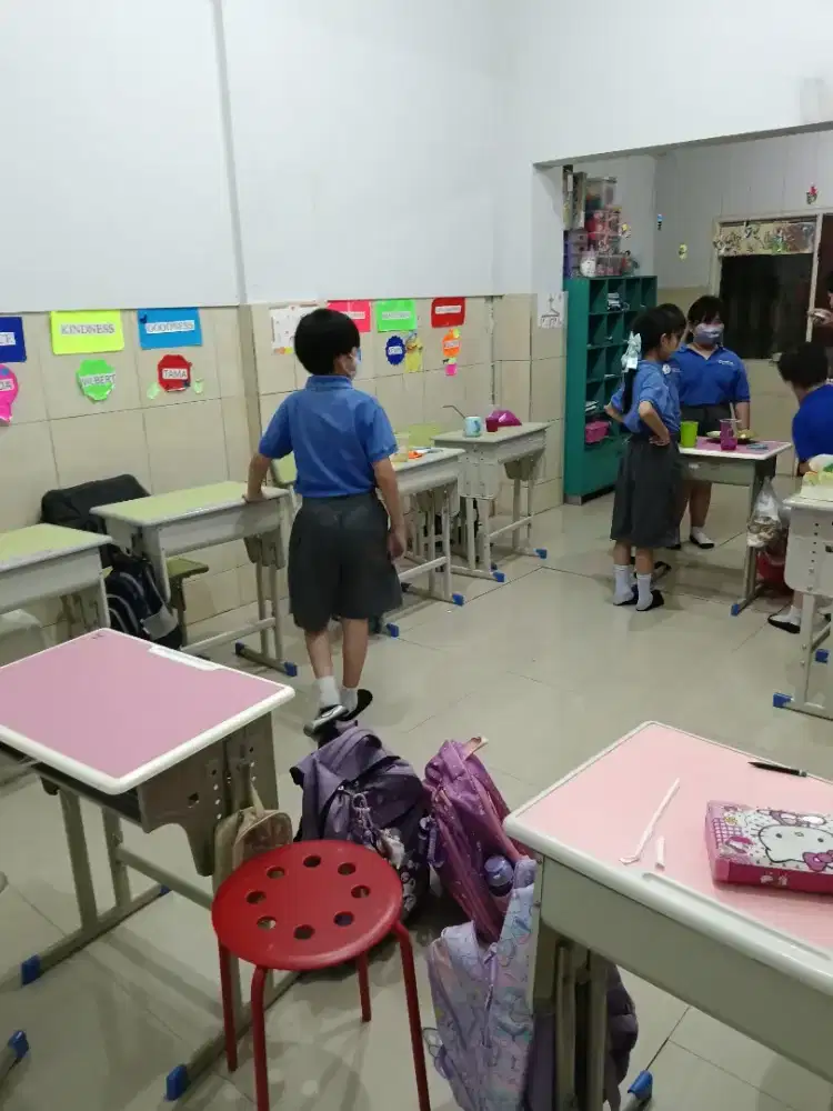 Fasilitator wanita mengajar kelas SD