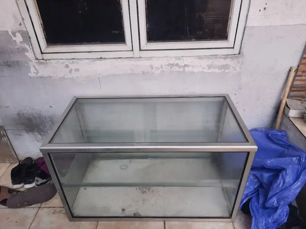Etalase kaca bekas