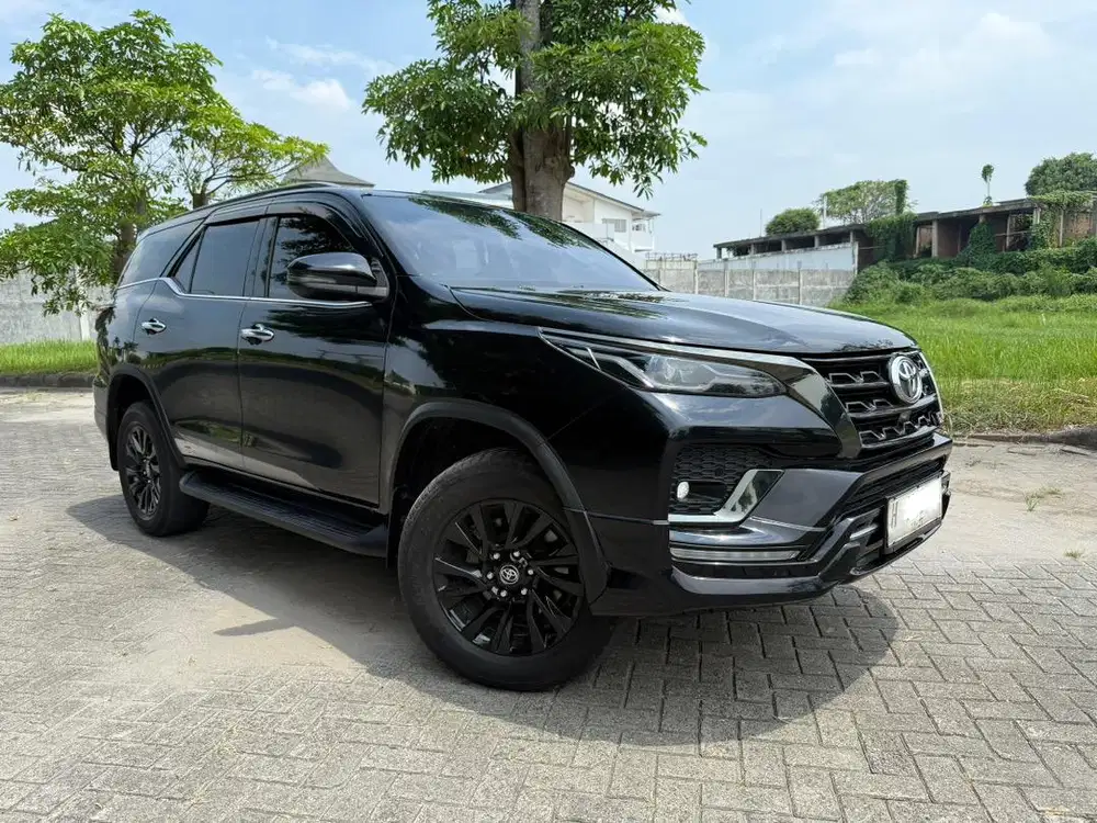 Toyota Fortuner 2.8 A/T Hitam.