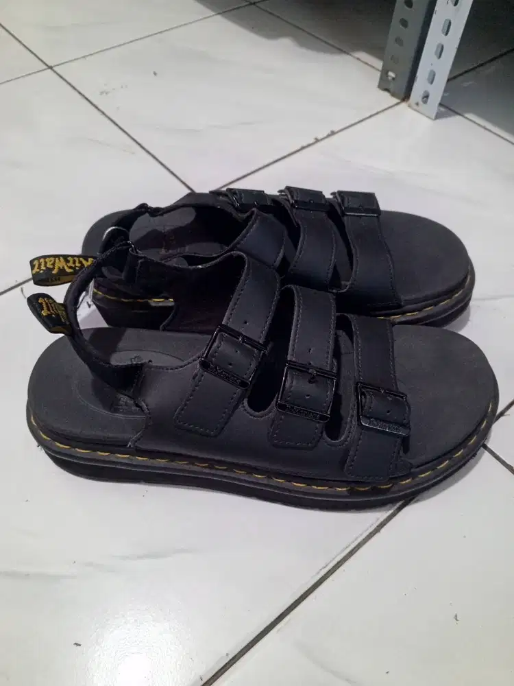 Sandal pria original Dr. Martens
