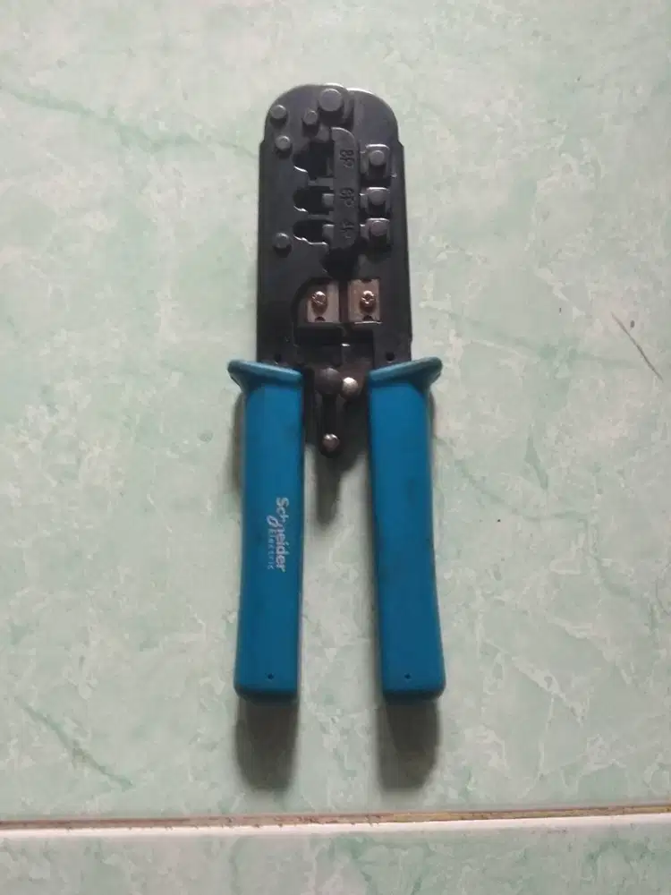 Alat pemotong merk SCHNEIDER ELECTRIK