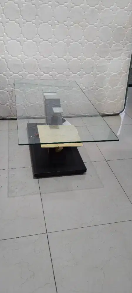 Meja tamu kaca bekas