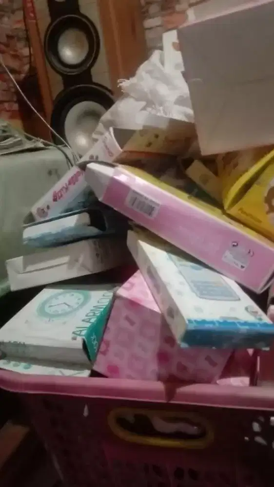 Pigora, jam beker, kalkulator, pensil