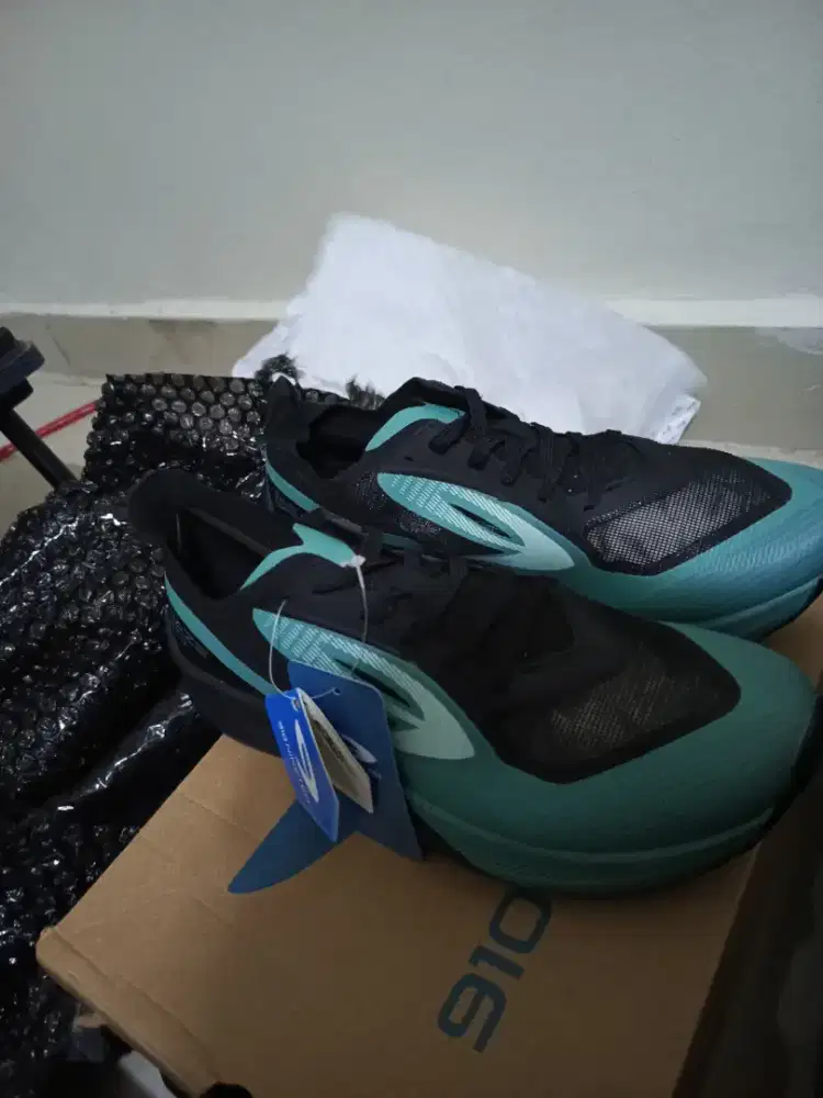 910 nineteen sepatu running