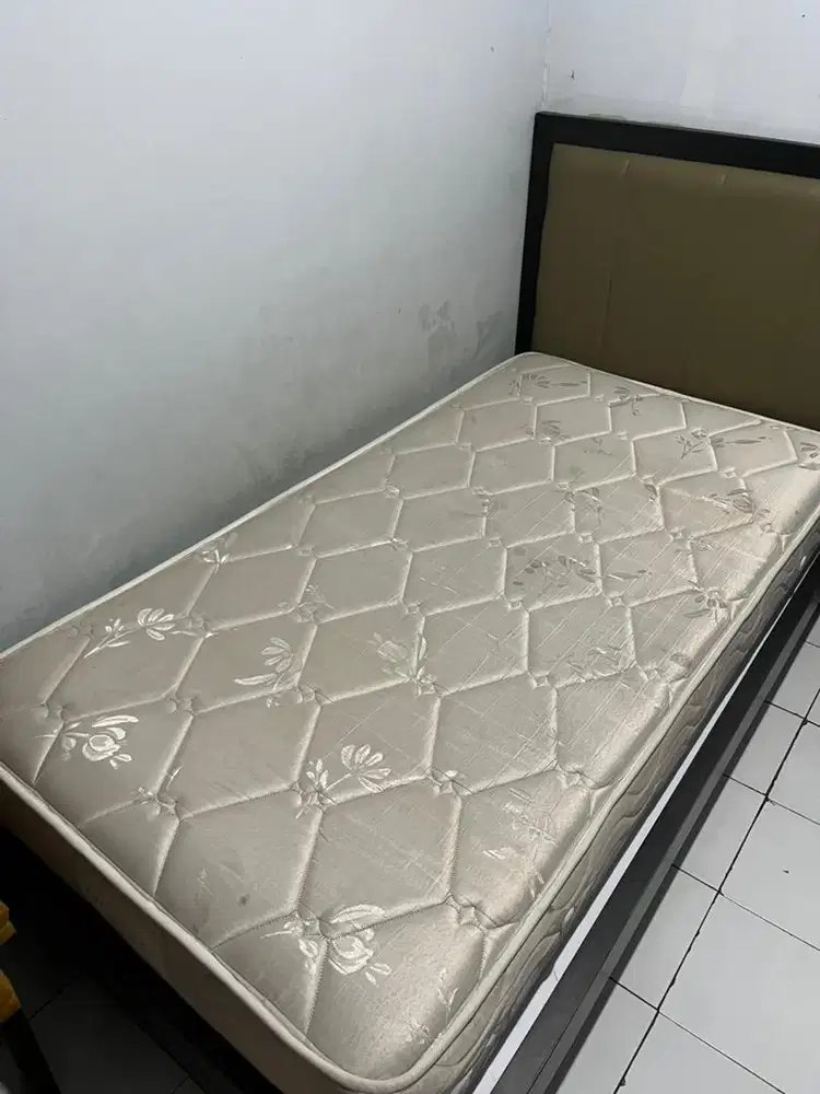 Kasur spring bed + dipan (nego) free ongkir sby sda krian