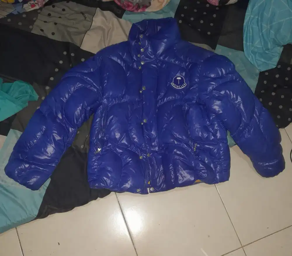 Moncler Genius 8 Palm Angels model Haunani desain quilted mengkilap. 