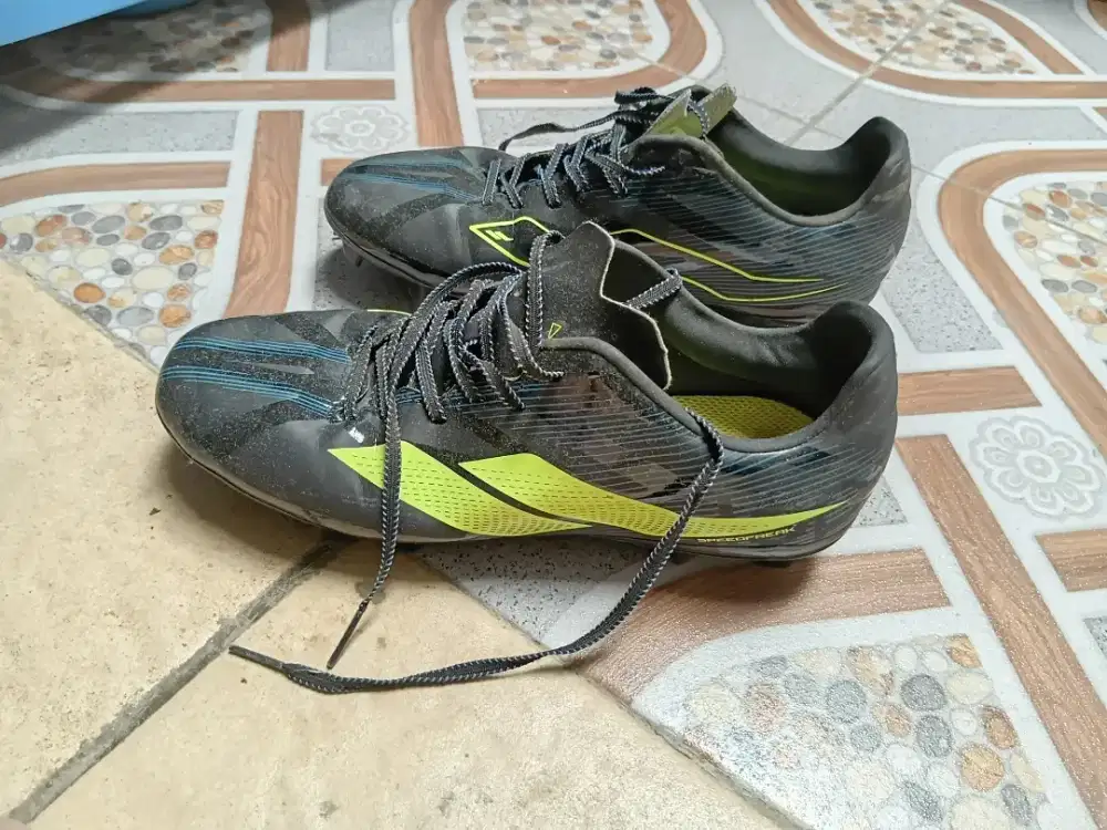 SEPATU BOLA MILS