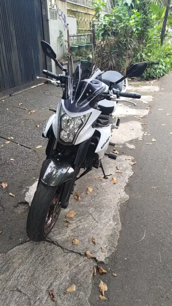 Di jual ER-6N. Putih & Very Low KM.