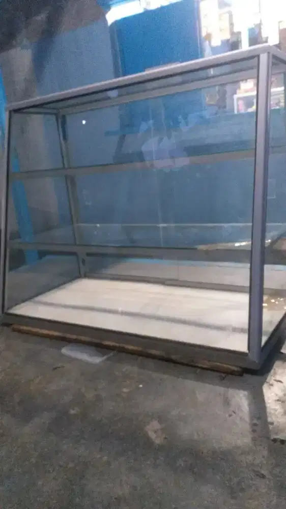 Etalase kaca mulus untuk jualan