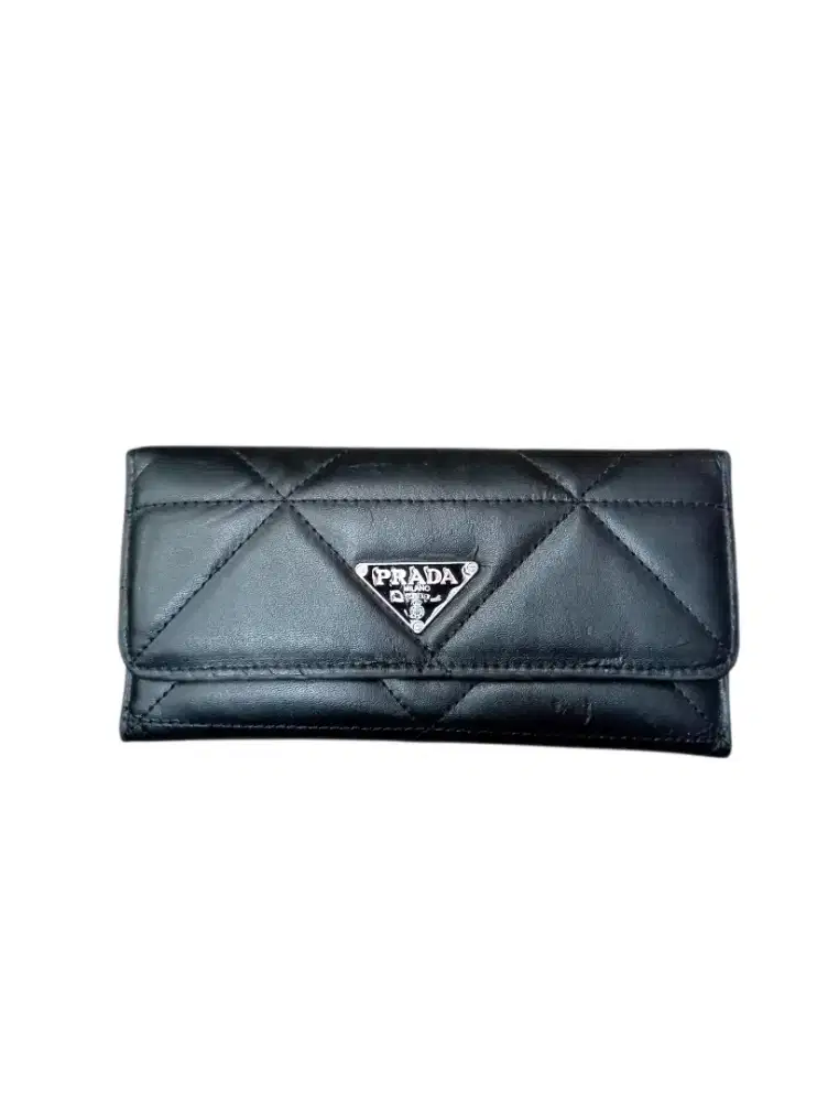 Dompet / Walet Prada 
Triangle Logo Quilted Leather Wallet Black