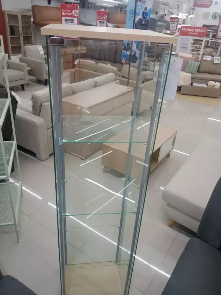 Lemari pajangan kaca