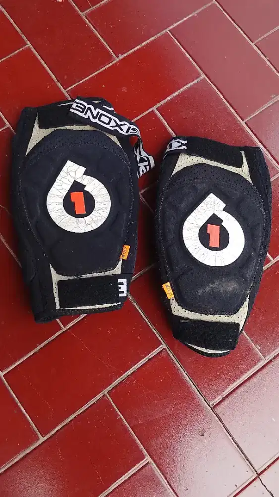 Knee pad untuk sepeda gunung