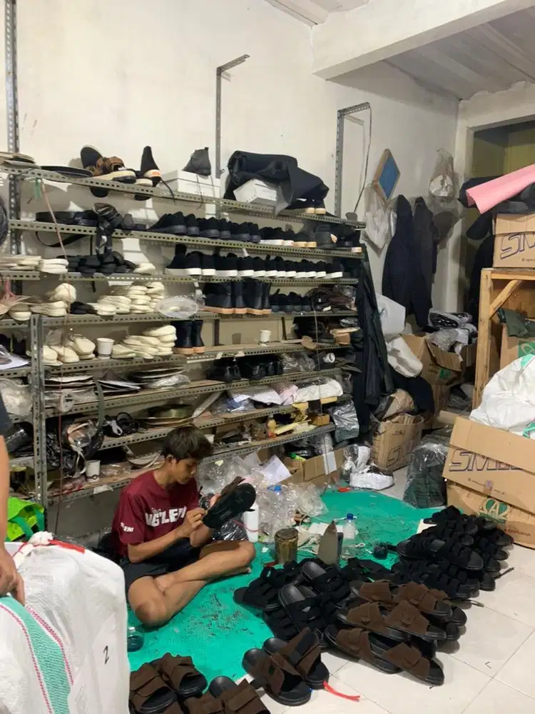 Pembuatan sepatu dan sandal