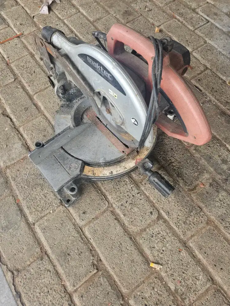 Mesin potong almunium maktec