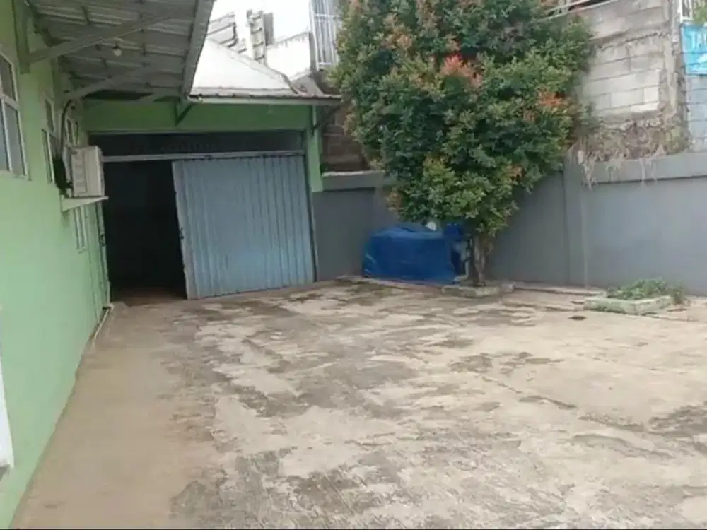 DISEWAKAN BANGUNAN USAHA 1 LANTAI, PARKIRAN LUAS,  STRATEGIS, DI PINGGIR JALAN RAYA