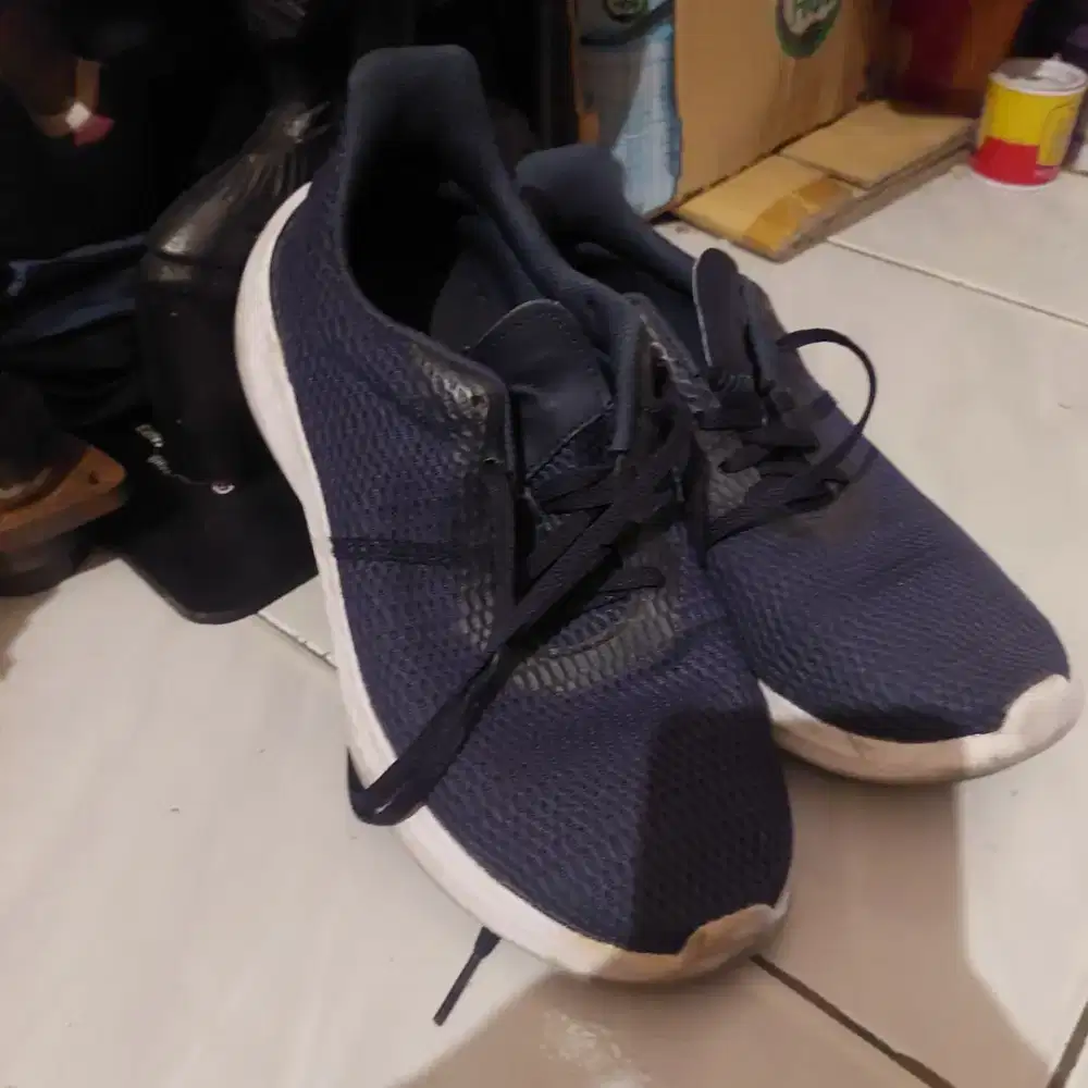 Sepatu running brodo size 43 lem bawahnya sdh kebuka perlu di lem