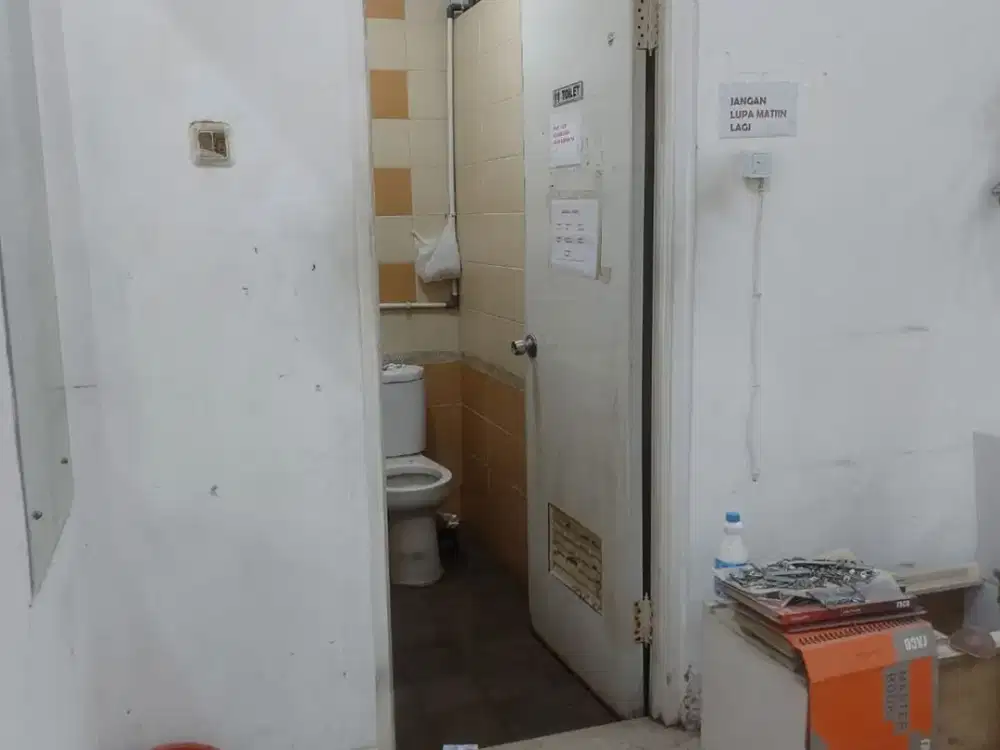 Di sewakan Ruko pinggir jalan  4 lantai  Lokasi Strategis di harapan indah bekasi