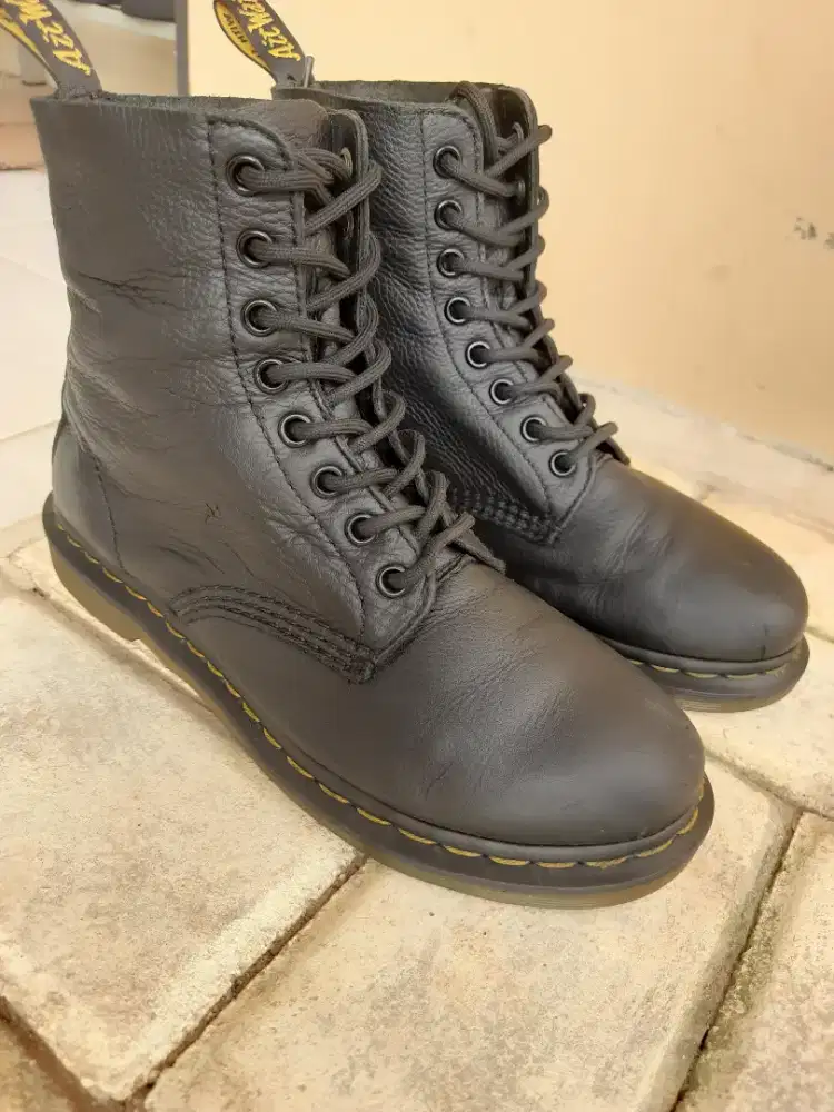 Sepatu boots dr martens size 38