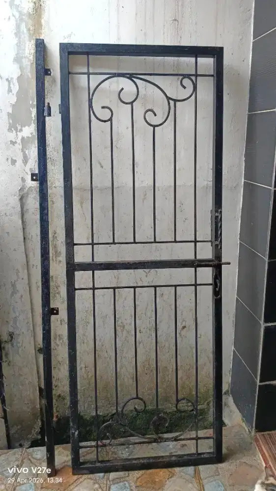 Pintu Besi Bekas