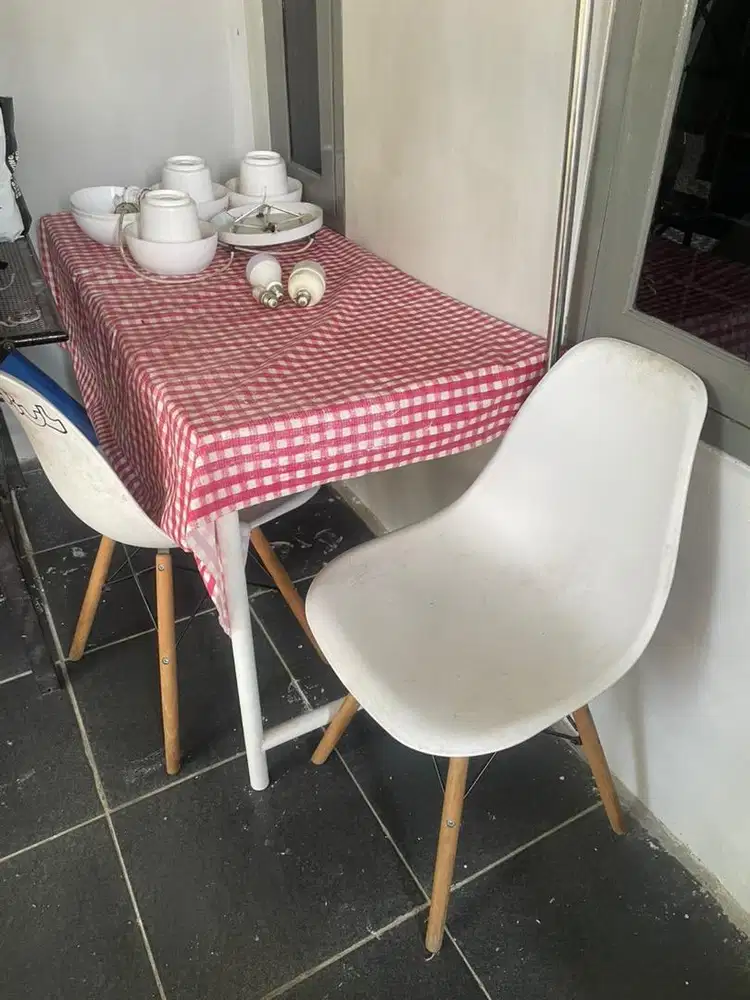 Meja makan dan 4 kursi makan