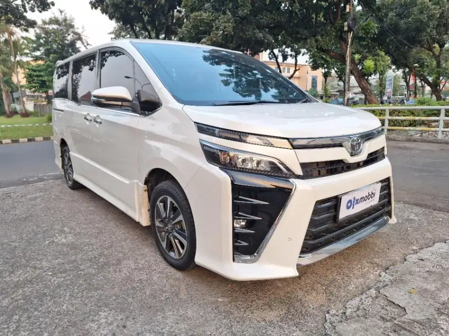 DP MURAH Toyota Voxy 2.0 Bensin-AT 2020 Putih CJFAB