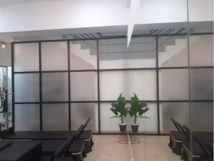 Sticker sunblast dan kaca film gedung