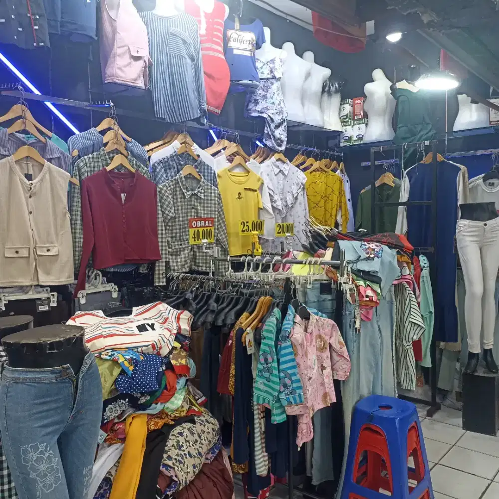 Jual isi dagangan + pajangan semua berserta hanger