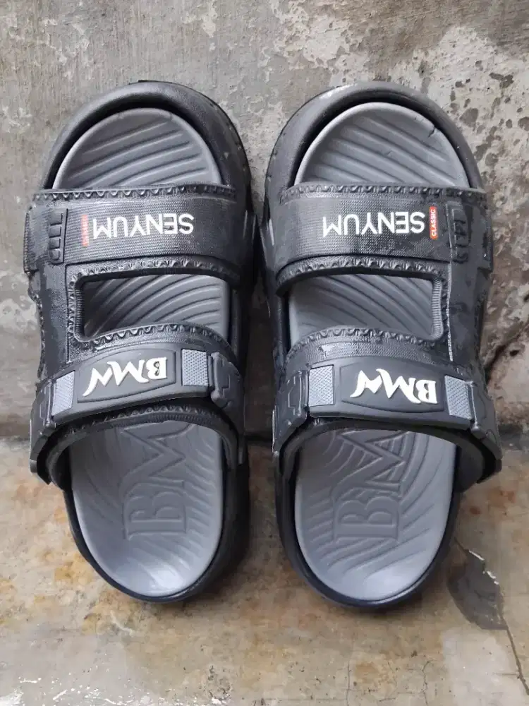 SEPATU SENDAL SENYUM