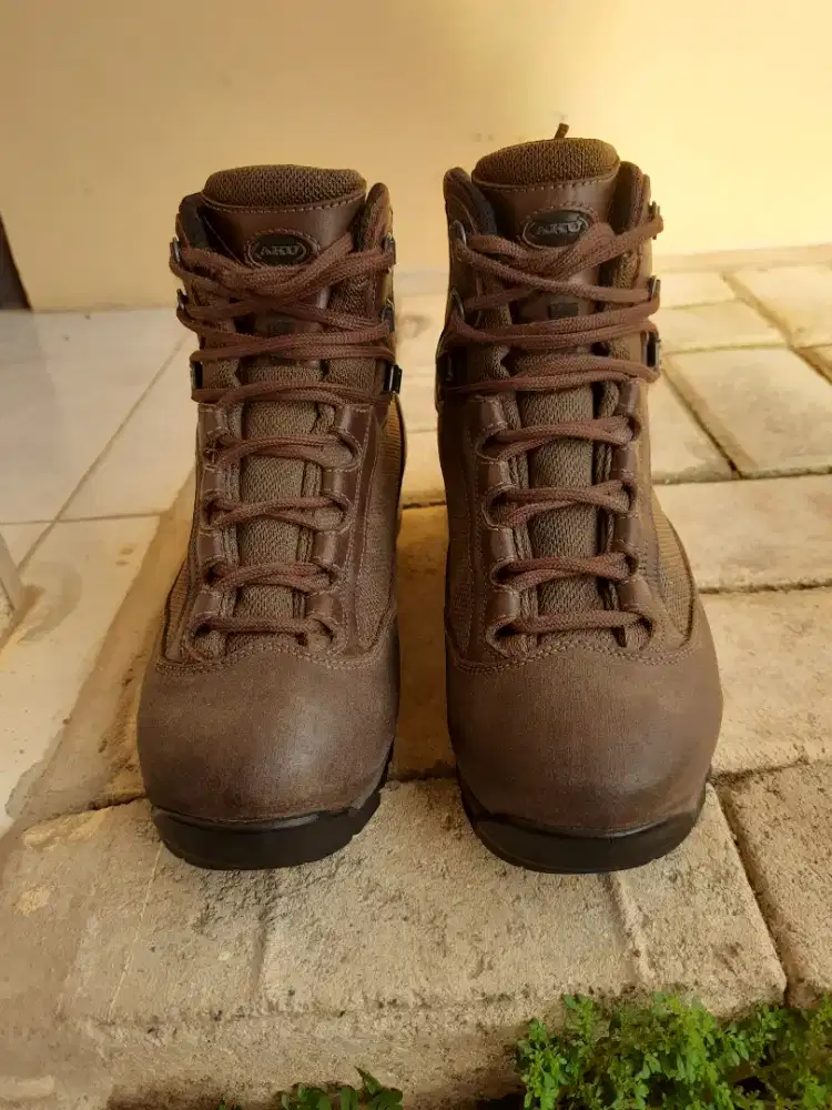 Sepatu outdoor AKU size 40