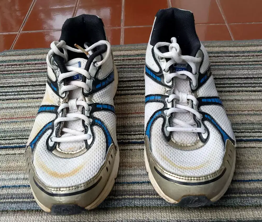 Sepatu olah raga Jogging merk LEAGUE