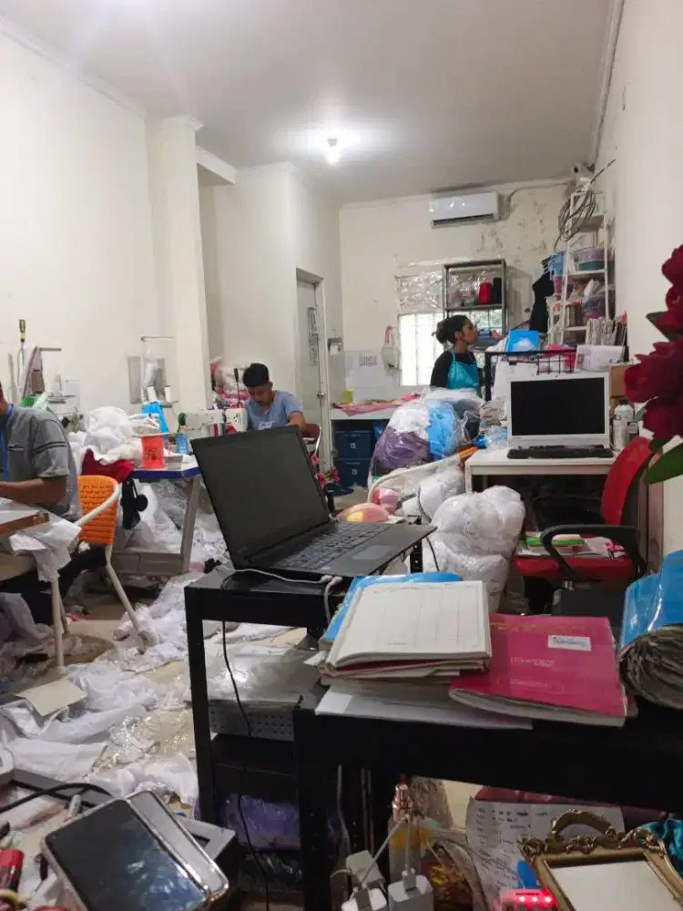 Wajib tinggal  dalam art / staff