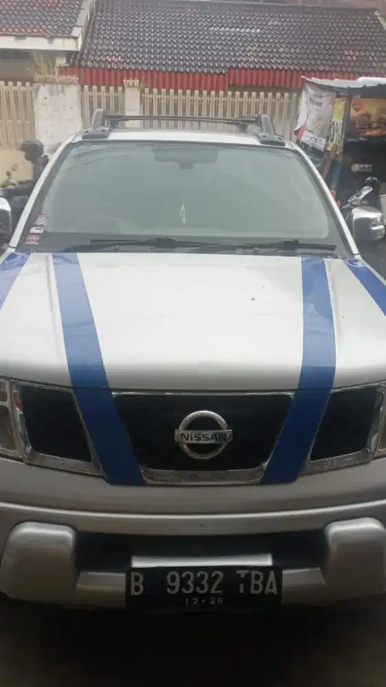 PETUGAS TUKANG PARKIR LAPANGAN BUAT DEPAN TOKO BUKAN SATPAM