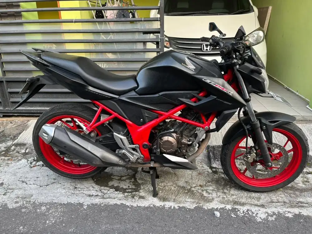 Honda cb150r hitam merah